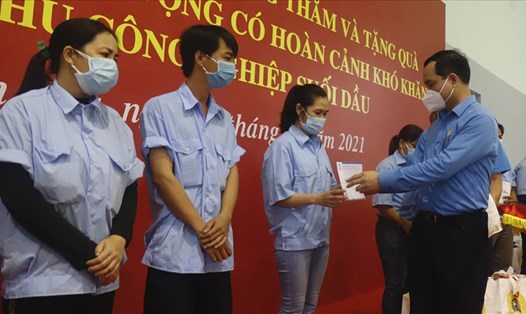 Ủy viên Trung ương Đảng, Chủ tịch Tổng LĐLĐVN Nguyễn Đình Khang trao quà cho công nhân có hoàn cảnh khó khăn tại Khu Công nghiệp Suối Dầu (Khánh Hòa) ngày 22.11. Ảnh: H.L