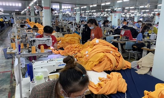 Dây chuyền sản xuất của một công ty dệt may tại TPHCM. Ảnh: Đức Long