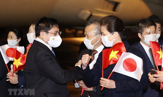 Cán bộ, nhân viên Đại sứ quán Việt Nam tại Nhật Bản đón Thủ tướng Phạm Minh Chính tại sân bay quốc tế Haneda. Ảnh: TTXVN