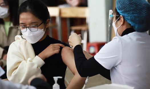 Học sinh trường THPT Nguyễn Gia Thiều được tiêm vaccine phòng COVID-19.