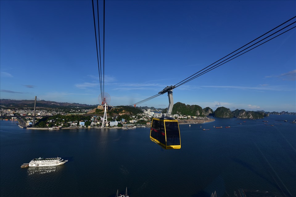 Cáp treo qua vịnh Cửa Lục. Ảnh: CTV