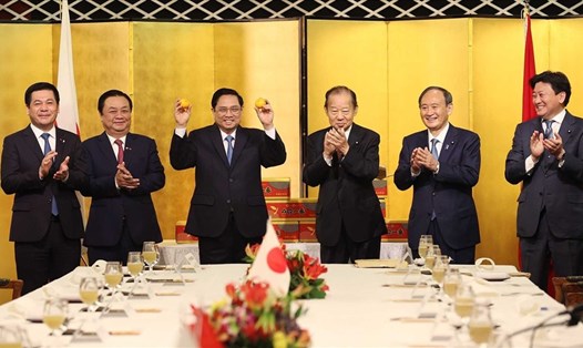 Thủ tướng Phạm Minh Chính, cựu Thủ tướng Nhật Bản Suga Yoshihide và Chủ tịch Liên minh Nghị sỹ Hữu nghị Nhật-Việt Nikai Toshihiro dự lễ xuất hành quả quýt Unshu sang thị trường Việt Nam. Ảnh: TTXVN