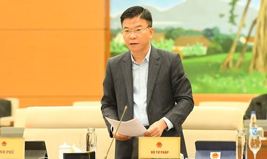 Bộ trưởng Bộ Tư pháp Lê Thành Long trình bày tờ trình. Ảnh: QH