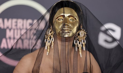 Cardi B gây ấn tượng khi đeo mặt nạ vàng và khăn voan che mặt tại Lễ trao giải AMAs 2021. Ảnh: Xinhua