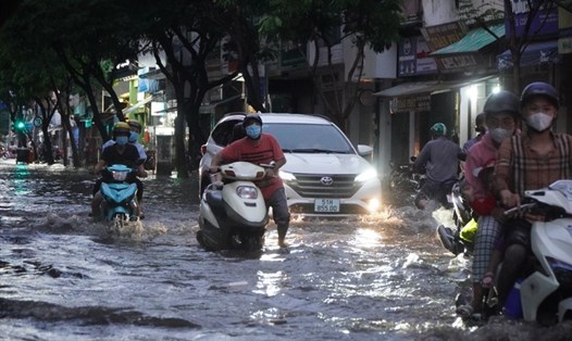 Cảnh báo nguy cơ ngập lụt vùng trũng thấp do mưa lớn tại Trung và Nam Bộ.
