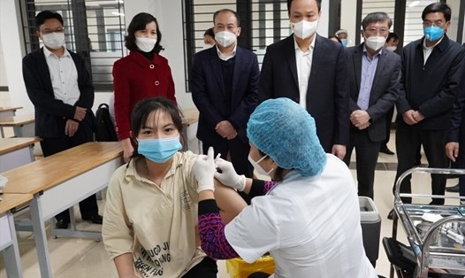 Học sinh Trường THPT Hồng Quang tiêm vaccine phòng COVID-19. Ảnh: CTV