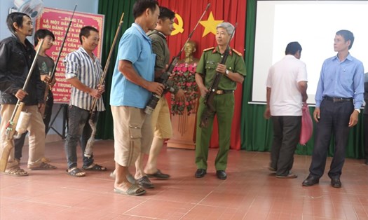 Người dân Đắk Nông bàn giao súng tự chế cho lực lượng công an. Ảnh: Thái Bình