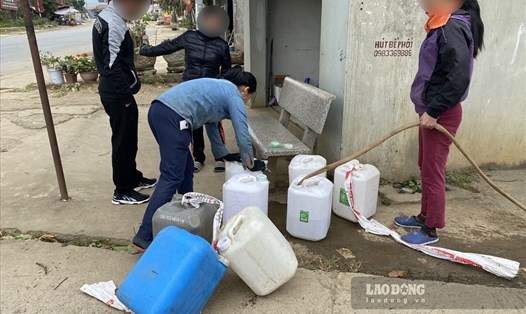 Người dân tại xã Chiềng Mung chật vật hàng chục ngày qua vì nước sạch. Ảnh: An Trọng
