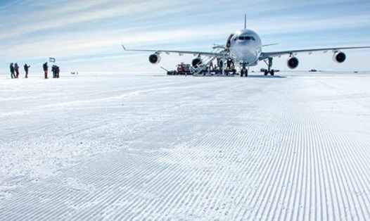 Máy bay Airbus A340 lần đầu tiên hạ cánh xuống Nam Cực. Ảnh: Hi Fly