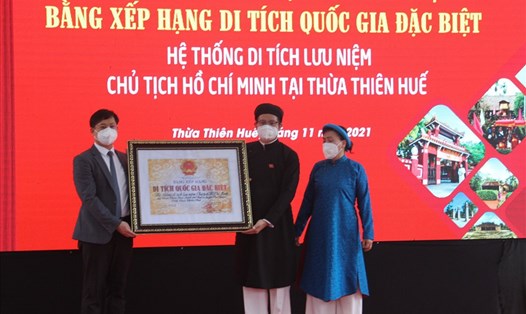 Lãnh đạo tỉnh Thừa Thiên Huế đón nhận Bằng di tích Quốc gia đặc biệt Hệ thống Di tích lưu niệm Chủ tịch Hồ Chí Minh tại Thừa Thiên Huế. Ảnh: PĐ.
