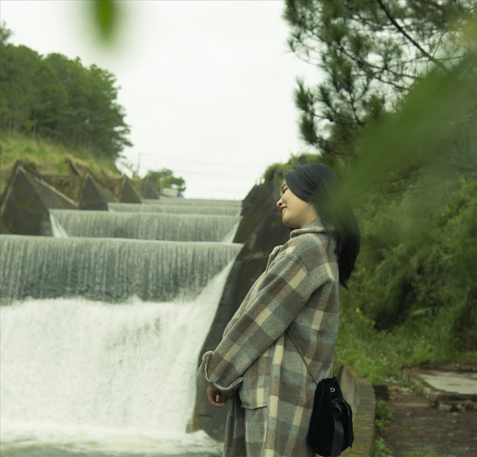 Đập tràn xả nước xối xả, bọt tung trắng xóa trở thành điểm đến mới gây sốt tại Đà Lạt.