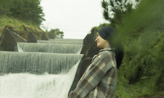 Đập tràn xả nước xối xả, bọt tung trắng xóa trở thành điểm đến mới gây sốt tại Đà Lạt.