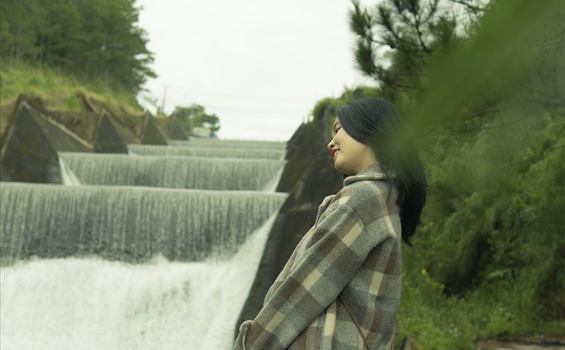 Đập tràn xả nước xối xả, bọt tung trắng xóa trở thành điểm đến mới gây sốt tại Đà Lạt.