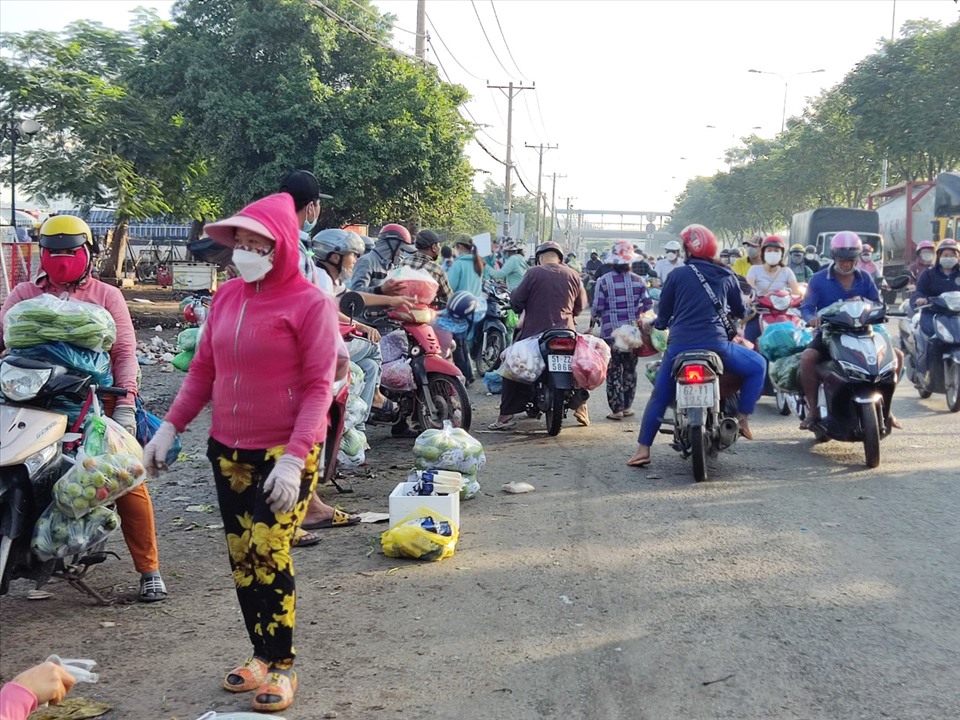 Chợ tự phát lấn chiếm lòng đường trên Quốc lộ 1A trước chợ đầu mối nông sản Thủ Đức.  Ảnh: Minh Quân
