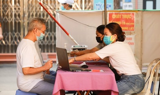 Người lao động nhận lương hưu. Ảnh minh hoạ: Hải Nguyễn