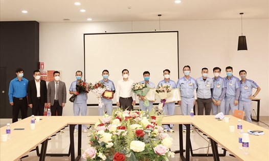 Trao các danh hiệu cho đoàn viên tại Công ty TNHH điện Stanley Việt Nam. Ảnh: Hải Nguyễn
