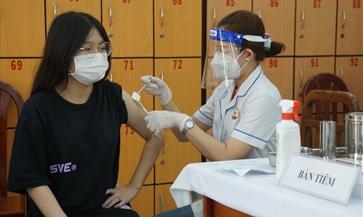 Học sinh TPHCM háo hức tiêm mũi 2 vaccine COVID-19 để sớm được đến trường. Ảnh: Thanh Chân