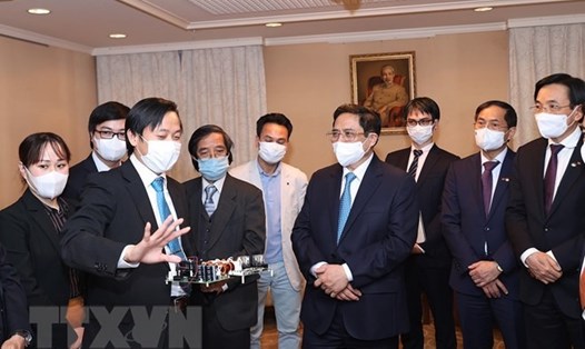 Tri thức Việt Nam tại Nhật Bản giới thiệu với Thủ tướng các sáng chế công nghệ. Ảnh: TTXVN