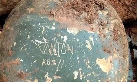 Di vật được tìm thấy cùng hài cột liệt sĩ có khắc dòng chữ. Ảnh: Đoàn 337.