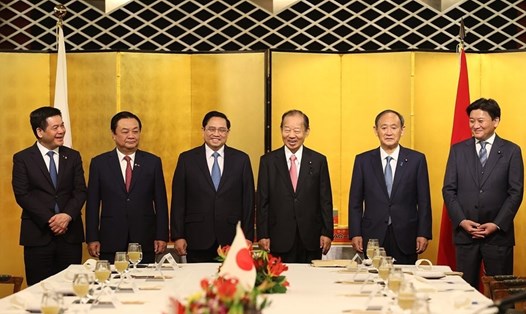 Thủ tướng Phạm Minh Chính gặp cựu Thủ tướng Nhật Bản Suga Yoshihide và Chủ tịch Liên minh Nghị sĩ hữu nghị Nhật-Việt Nikai Toshihiro. Ảnh: TTXVN