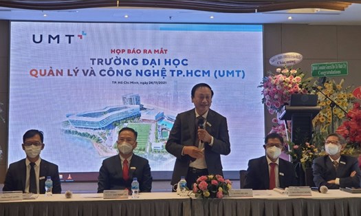 TS Huỳnh Bá Lân chia sẻ tại Lễ ra mắt Trường Đại học Quản lý và Công nghệ TPHCM. Ảnh: HN