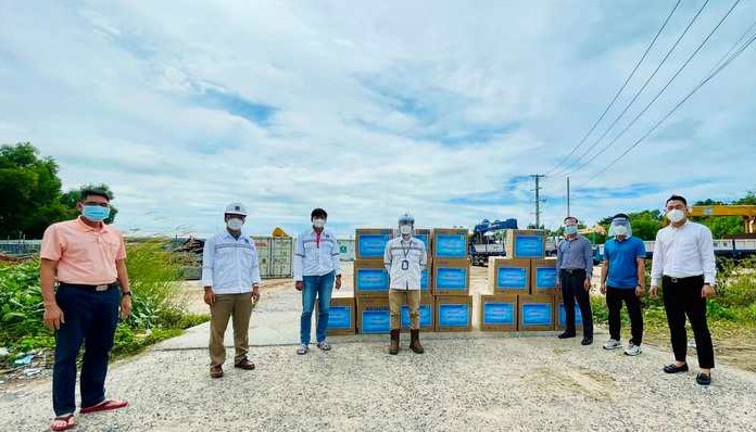 Lãnh đạo Công đoàn PTSC trao tặng vật phẩm phòng chống COVID-19 cho Ban Quản lý Dự án Long Sơn. Ảnh: CĐCT