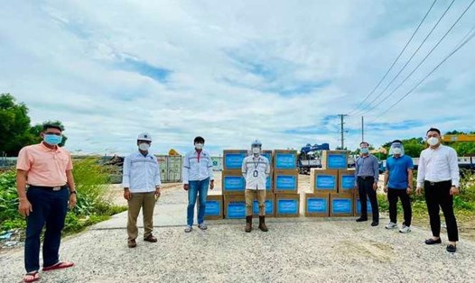 Lãnh đạo Công đoàn PTSC trao tặng vật phẩm phòng chống COVID-19 cho Ban Quản lý Dự án Long Sơn. Ảnh: CĐCT