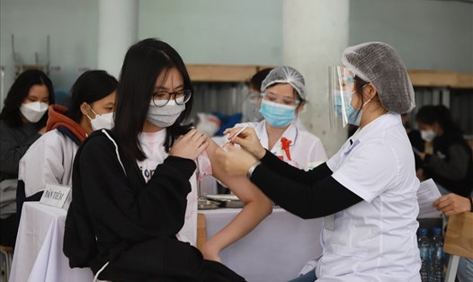 Học sinh tại Hà Nội được tiêm vaccine phòng COVID-19. Ảnh: Phạm Đông