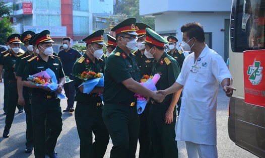 Đoàn công tác của Bệnh viện Quân y 175 lên đường nhận nhiệm vụ ở Trường Sa. Ảnh: BVCC.