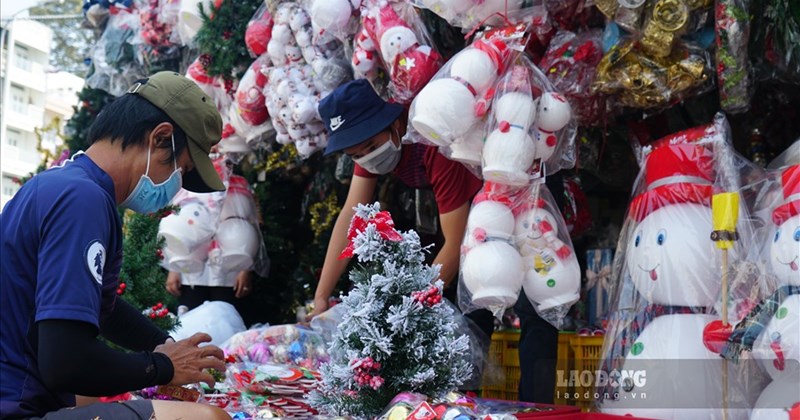 Phố Hàng Mã ở Hà Nội bán đồ trang trí Noel như thế nào?