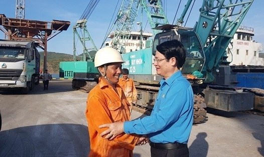 Ông Lê Phan Linh - Chủ tịch Công đoàn Tổng Công ty Hàng hải Việt Nam (bên phải) động viên người lao động. Ảnh: CĐHH