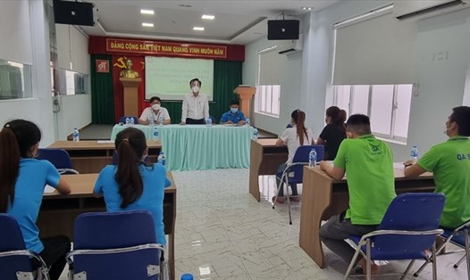 Đại diện Ban Chính sách LĐLĐ tỉnh Đồng Nai lấy ý kiến công nhân lao động về nhà ở, nhà trọ. Ảnh: Hà Anh Chiến