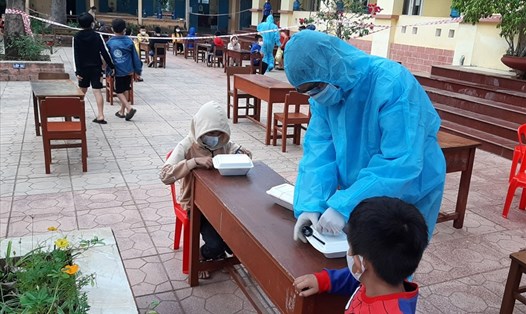 Hỗ trợ suất ăn cho F1 trong khu cách ly phòng dịch COVID-19 tỉnh Quảng Trị. Ảnh: HT.