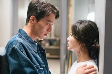 Chuyện tình éo le của Song Hye Kyo và Jang Ki Yong trong “Now We Are Breaking Up” được chú ý. Ảnh: NSX.