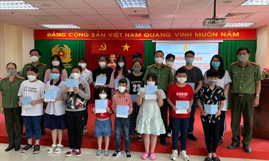 Công đoàn Công an TP.Hồ Chí Minh trao học bổng Nguyễn Đức Cảnh năm 2021 cho con đoàn viên. Ảnh: CĐCA