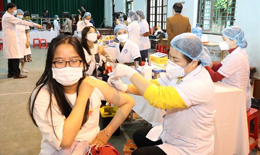Trên 32.000 học sinh THPT và học viên Trung tâm GDNN-GDTX trên địa bàn tỉnh Ninh Bình đã được tiêm đủ 2 mũi vaccine phòng COVID-19. Ảnh: NT