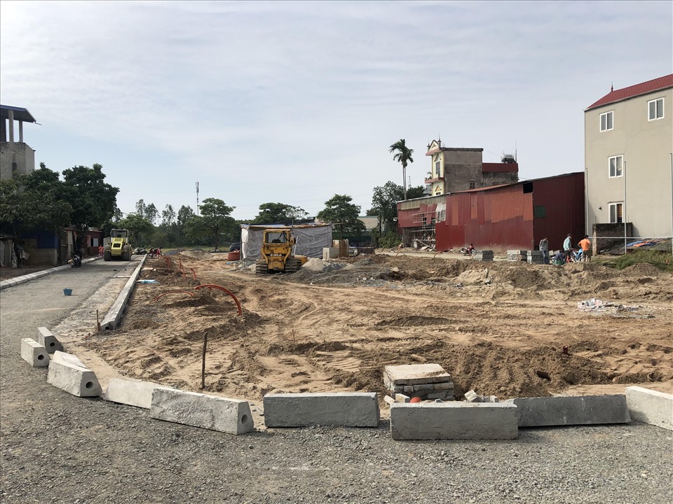 Hạ tầng vẫn ngổn ngang nhưng huyện Thanh Trì đã mở đấu giá đất. Ảnh Cao Nguyên.