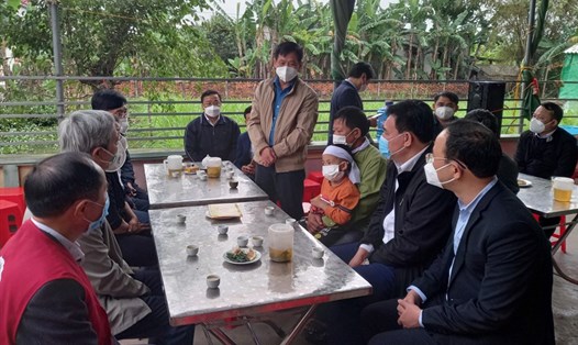 Ông Mai Bá Nam - Phó Chủ tịch LĐLĐ tỉnh Thanh Hoá  và đoàn công tác thăm hỏi, động viên gia đình đoàn viên công đoàn không may mất sau khi tiêm vaccine COVID-19. Ảnh: T.L