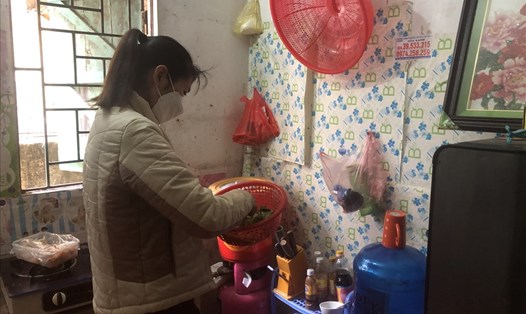 Chị Nguyễn Thị Len chuẩn bị bữa cơm cho cả ngày. Ảnh: Phương Hạnh
