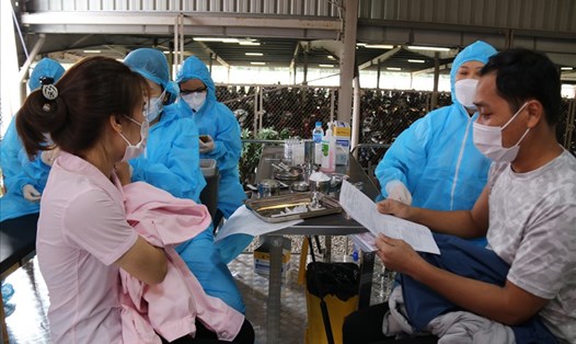Các công nhân của Công ty TNHH Yazaki Hải Phòng chi nhánh tại Thái Bình được nhân viên y tế tiêm vaccine phòng, chống COVID-19. Ảnh: B.M