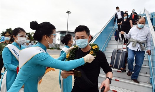 Những du khách quốc tế đầu tiên đã đặt chân xuống sân bay Đà Nẵng chiều 17.11 sau 2 năm đóng cửa du lịch vì dịch COVID-19. Ảnh: THANH CHUNG