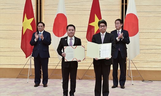 Thủ tướng Phạm Minh Chính và Thủ tướng Kishida Fumio chứng kiến các bộ, ngành, cơ quan, doanh nghiệp 2 nước ký kết, trao đổi 11 văn kiện hợp tác. Ảnh: VGP