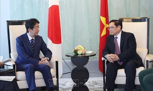 Thủ tướng Phạm Minh Chính và cựu Thủ tướng Nhật Bản Abe Shinzo. Ảnh: TTXVN