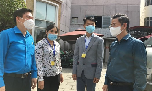 Lãnh đạo Liên đoàn Lao động Thành phố Hà Nội thăm hỏi, động viên doanh nghiệp bị ảnh hưởng dịch COVID-19 vào tháng 9.2021. Ảnh: Kiều Vũ