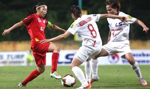 Tiền đạo Huỳnh Như (trái) là niềm hy vọng chính của đội nữ TPHCM để ghi bàn vào lưới Hà Nội. Ảnh: Sơn Bắc