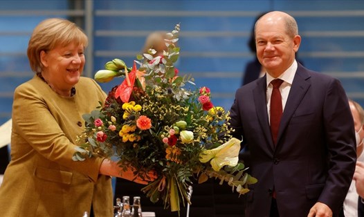 Bà Angela Merkel và ông Olaf Scholz hôm 24.11. Ảnh: AFP
