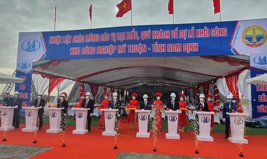 Các đại biểu ấn nút động thổ khởi công Dự án đầu tư xây dựng hạ tầng KCN Mỹ Thuận. Ảnh: Trung Du