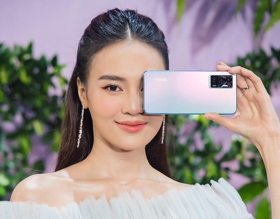 Nữ diễn viên Ninh Dương Lan Ngọc làm đại sứ của mẫu smartphone vivo V23e tại Việt Nam. Ảnh: DNCC.