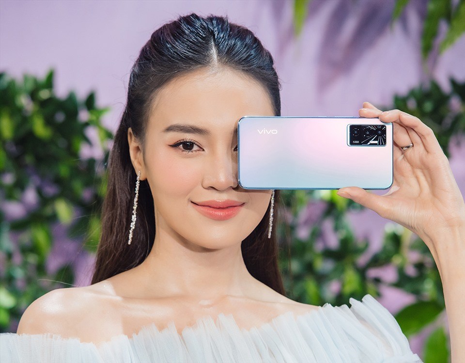 Nữ diễn viên Ninh Dương Lan Ngọc làm đại sứ của mẫu smartphone vivo V23e tại Việt Nam. Ảnh: DNCC. Nữ diễn viên Ninh Dương Lan Ngọc làm đại sứ của mẫu smartphone vivo V23e tại Việt Nam. Ảnh: DNCC.