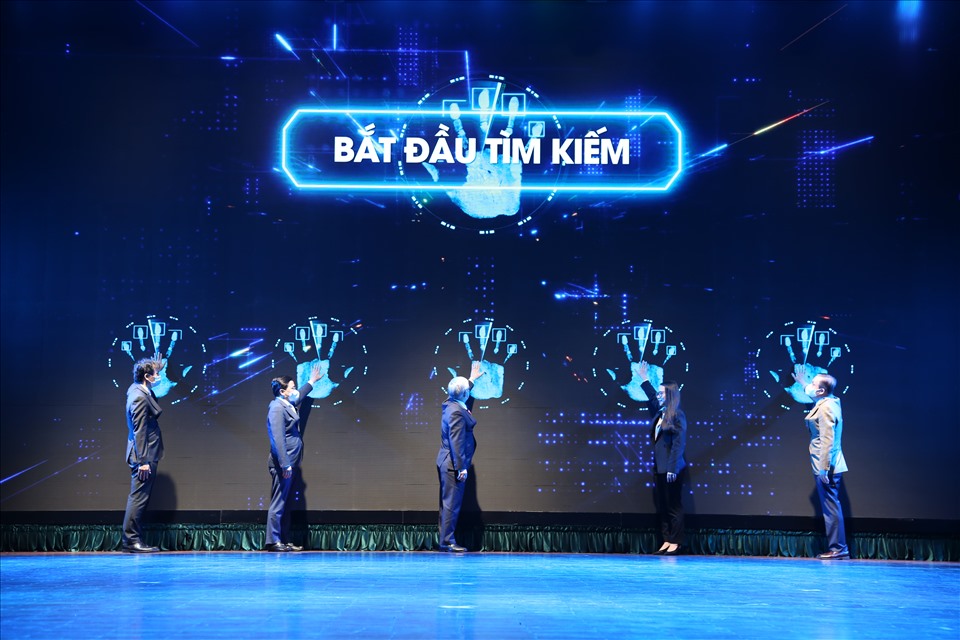 Các đại biểu nhấn nút khởi động Diễn đàn Trí thức trẻ Việt Nam toàn cầu lần thứ IV.